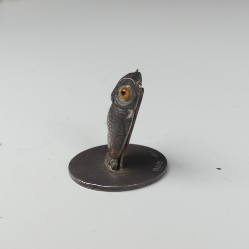 5 - Sampson Mordan; An Edwardian novelty owl Menu Holder, hallmarked Chester 1908, on plain circular bas... 