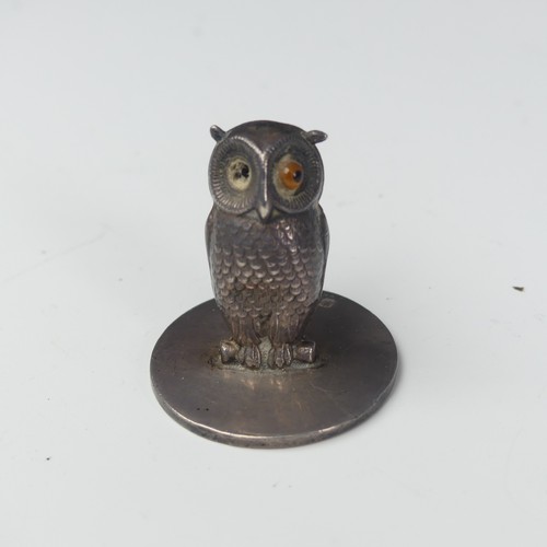 5 - Sampson Mordan; An Edwardian novelty owl Menu Holder, hallmarked Chester 1908, on plain circular bas... 