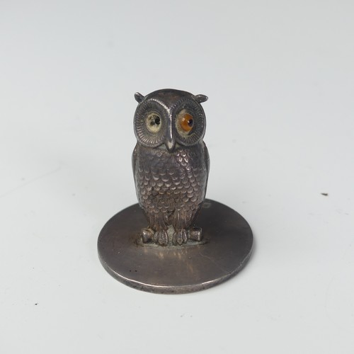 5 - Sampson Mordan; An Edwardian novelty owl Menu Holder, hallmarked Chester 1908, on plain circular bas... 