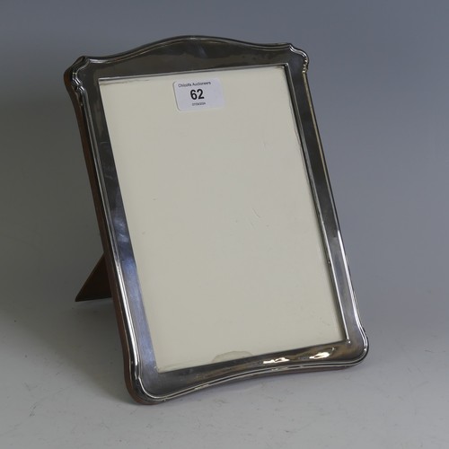 62 - A George V silver mounted Easel Frame, by Walker & Hall, hallmarked Birmingham 1925, with wooden... 