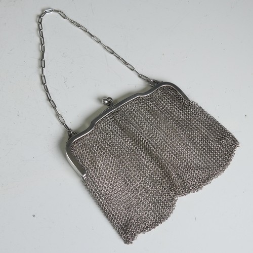 84 - An early 20thc silver Mesh Evening Bag / Purse, with London import marks for Cohen & Charles, 19... 