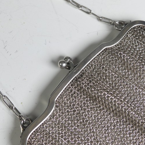 84 - An early 20thc silver Mesh Evening Bag / Purse, with London import marks for Cohen & Charles, 19... 