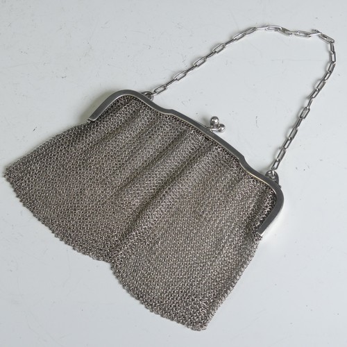 84 - An early 20thc silver Mesh Evening Bag / Purse, with London import marks for Cohen & Charles, 19... 