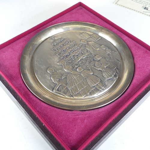 104 - A Birmingham Mint 1976 'Victoria and Albert' silver Christmas Plate, hallmarked Sheffield 1976, a li... 