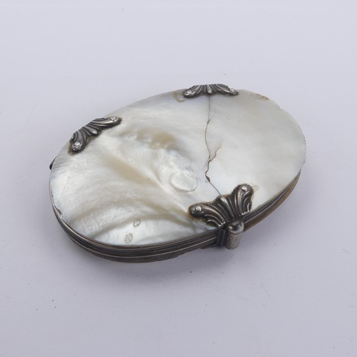 93 - A George III silver mounted mother of pearl Magnifying Glass, of traditional form with rotating oval... 