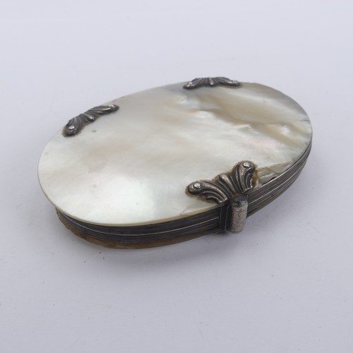 93 - A George III silver mounted mother of pearl Magnifying Glass, of traditional form with rotating oval... 