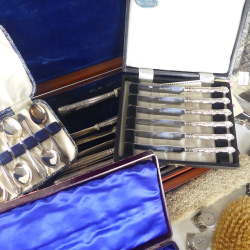 106 - A cased set of six George V silver Coffee Spoons, hallmarked Sheffield, 1925, together with a silver... 