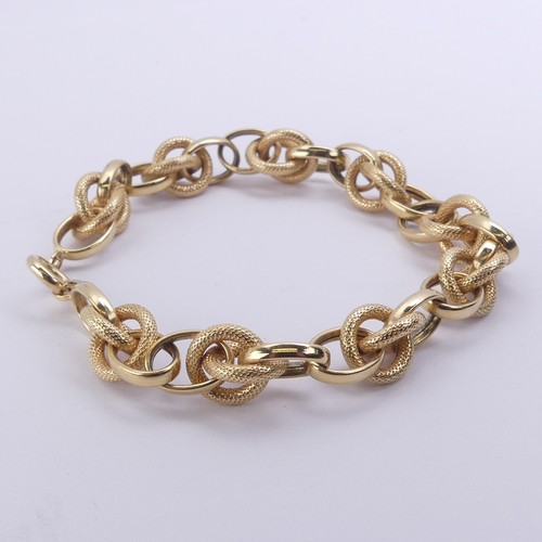 270 - An 18ct yellow gold Bracelet, with alternate textured and polished interlocking and circular links, ... 