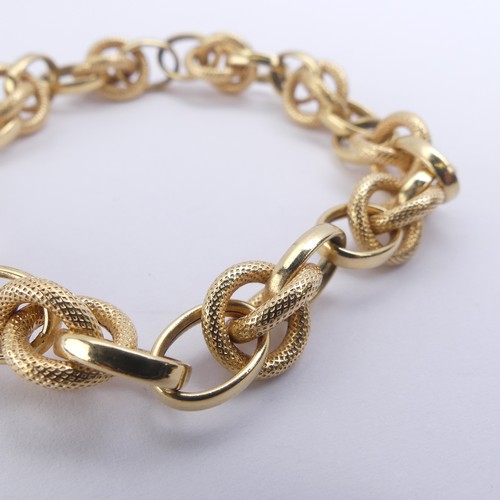 270 - An 18ct yellow gold Bracelet, with alternate textured and polished interlocking and circular links, ... 