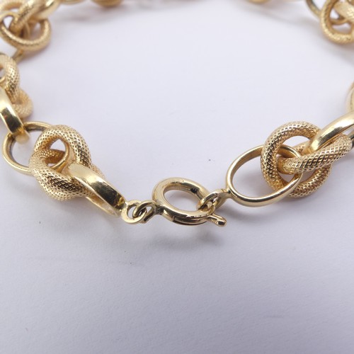 270 - An 18ct yellow gold Bracelet, with alternate textured and polished interlocking and circular links, ... 