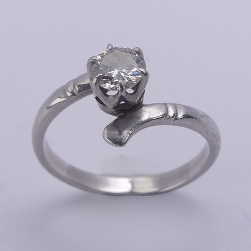 172 - A single stone diamond Ring, the split front with a claw set brilliant cut stone approx. 0.45ct, unm... 