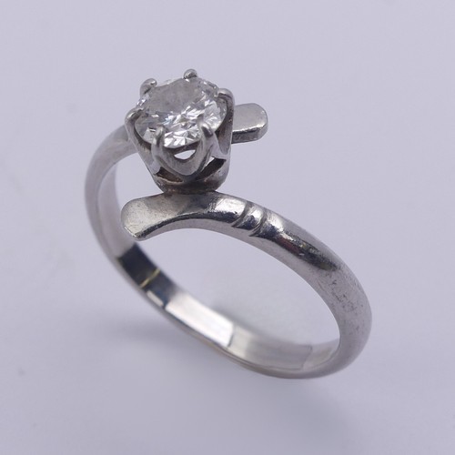 172 - A single stone diamond Ring, the split front with a claw set brilliant cut stone approx. 0.45ct, unm... 