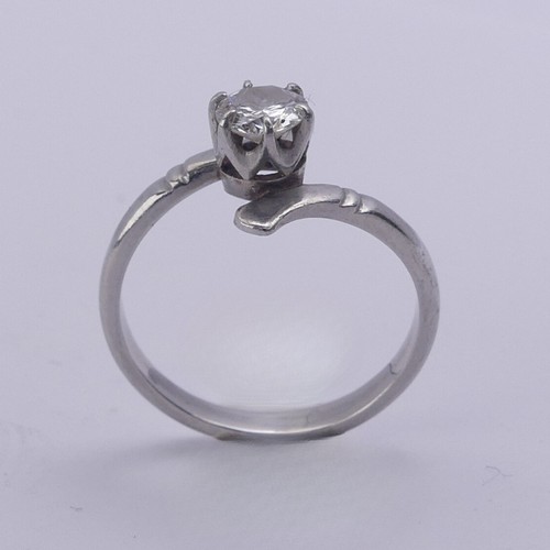 172 - A single stone diamond Ring, the split front with a claw set brilliant cut stone approx. 0.45ct, unm... 