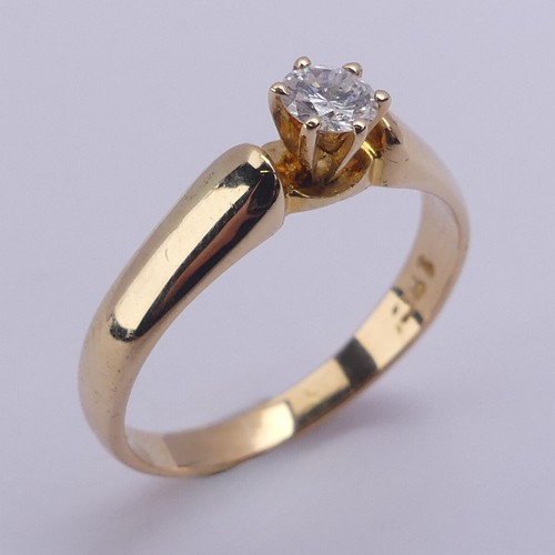 207 - A single stone diamond Ring, the brilliant cut stone approx. 0.25ct, six claw set in 18ct yellow gol... 