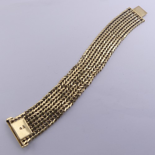 273 - An 18ct yellow gold mesh Bracelet, with integral clasp and diamond set safety bar, 2.8cm wide, 19cm ... 