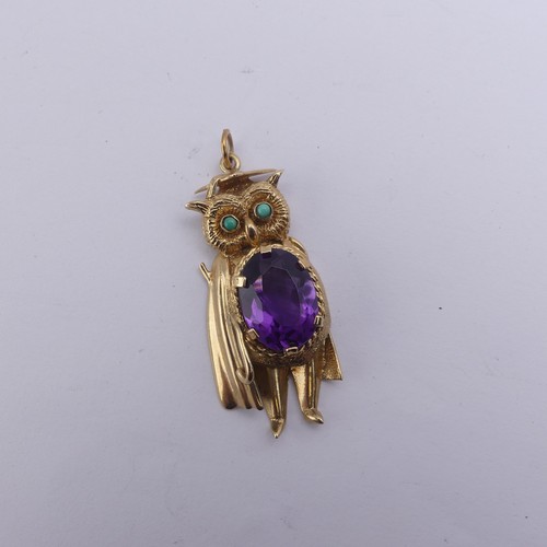 259 - A 9ct yellow gold 'Wise Owl' Pendant, modelled wearing a mortar board and gown, with central oval fa... 