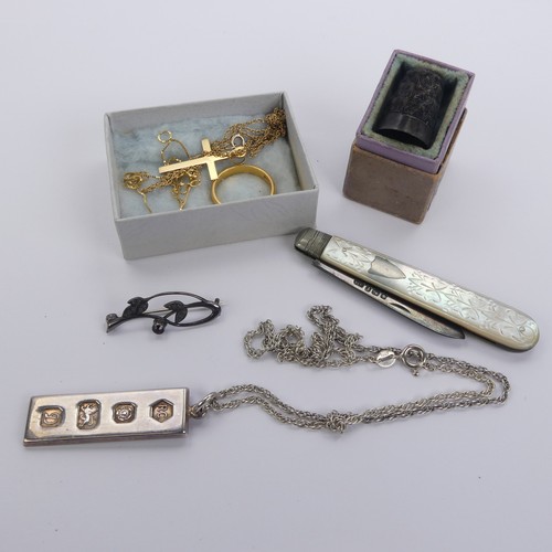 327 - A quantity of Jewellery and Costume Jewellery, including a 22ct yellow gold band, Size P, 5.3g, a 9t... 