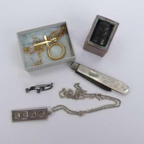 327 - A quantity of Jewellery and Costume Jewellery, including a 22ct yellow gold band, Size P, 5.3g, a 9t... 