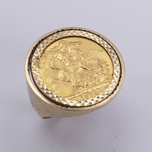 359 - An Elizabeth II gold Sovereign, dated 1974, in 9ct gold ring mount, Size Y, total weight 15.3g.... 