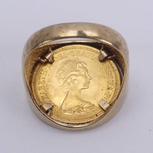 359 - An Elizabeth II gold Sovereign, dated 1974, in 9ct gold ring mount, Size Y, total weight 15.3g.... 