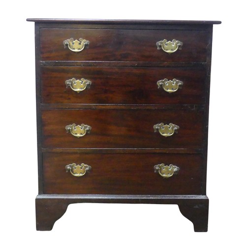 640 - A small Victorian mahogany Chest of drawers, raised on bracket feet, W 62.5 cm x H 71.5 cm x D 45 cm... 