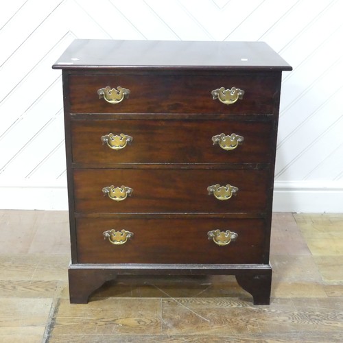 640 - A small Victorian mahogany Chest of drawers, raised on bracket feet, W 62.5 cm x H 71.5 cm x D 45 cm... 