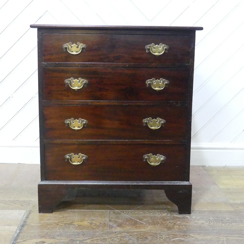 640 - A small Victorian mahogany Chest of drawers, raised on bracket feet, W 62.5 cm x H 71.5 cm x D 45 cm... 