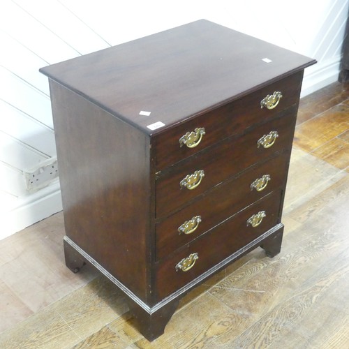 640 - A small Victorian mahogany Chest of drawers, raised on bracket feet, W 62.5 cm x H 71.5 cm x D 45 cm... 