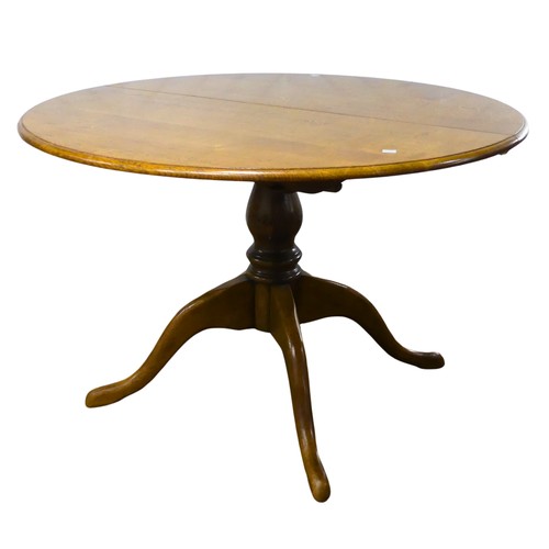 659 - A 20th century oak extending dining Table, with one additional leaf, circular top raised on central ... 