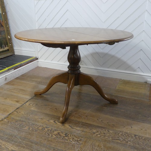 659 - A 20th century oak extending dining Table, with one additional leaf, circular top raised on central ... 