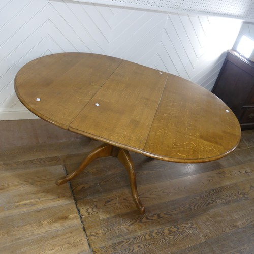 659 - A 20th century oak extending dining Table, with one additional leaf, circular top raised on central ... 