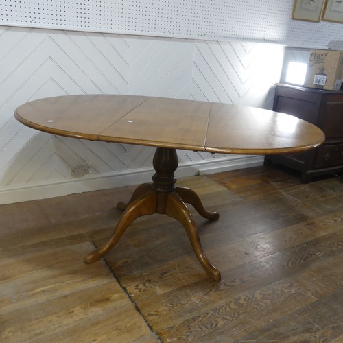 659 - A 20th century oak extending dining Table, with one additional leaf, circular top raised on central ... 