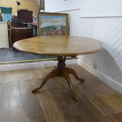 659 - A 20th century oak extending dining Table, with one additional leaf, circular top raised on central ... 