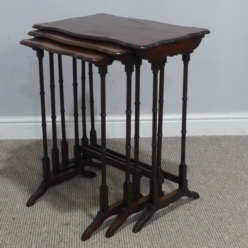 730 - An Edwardian nest of three mahogany Tables, (largest) W 53 cm x H 63 cm x D 35 cm.