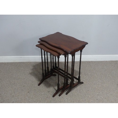 730 - An Edwardian nest of three mahogany Tables, (largest) W 53 cm x H 63 cm x D 35 cm.