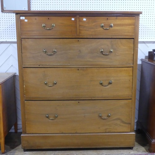 643 - A 20th century mahogany Chest of drawers, of very large proportions, W 120 cm x H 142.5 cm x D 49.5 ... 