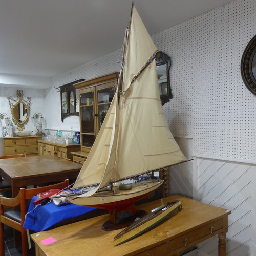 602 - A fine early 20th century pond Yacht, constructed in wood and polished fittings, W 136 cm x H 157 cm... 