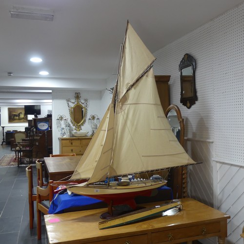 602 - A fine early 20th century pond Yacht, constructed in wood and polished fittings, W 136 cm x H 157 cm... 