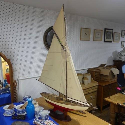 602 - A fine early 20th century pond Yacht, constructed in wood and polished fittings, W 136 cm x H 157 cm... 