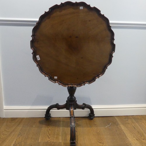 566 - An early George III mahogany wine Table/occasional Table, the moulded 'pie-crust' top raised on turn...