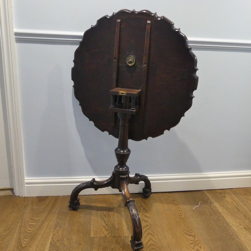 566 - An early George III mahogany wine Table/occasional Table, the moulded 'pie-crust' top raised on turn... 