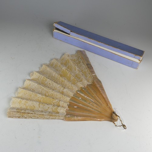 714 - An Irish Carrickmacross lace and Mother-of-Pearl fan, length of sticks 28cm x W 47cm.... 