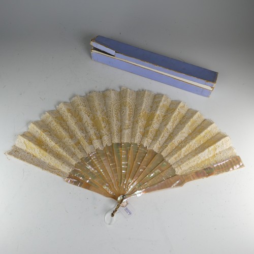 714 - An Irish Carrickmacross lace and Mother-of-Pearl fan, length of sticks 28cm x W 47cm.... 