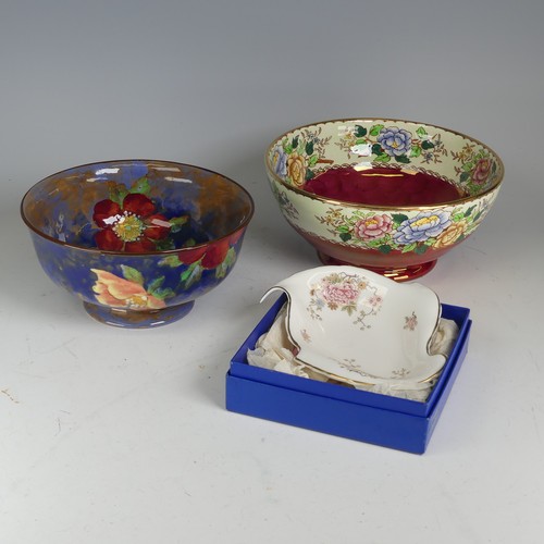 148 - A Royal Doulton wild rose footed Bowl, pattern no. 6227, W 19 cm x H 11 cm x D 19 cm, together with ... 