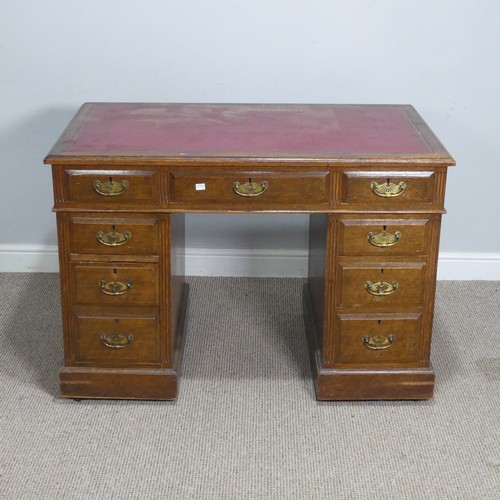 501 - An Edwardian Maple & Co oak twin pedestal Desk, the top inset with red leather writing surface, ... 