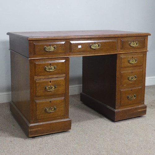 501 - An Edwardian Maple & Co oak twin pedestal Desk, the top inset with red leather writing surface, ... 