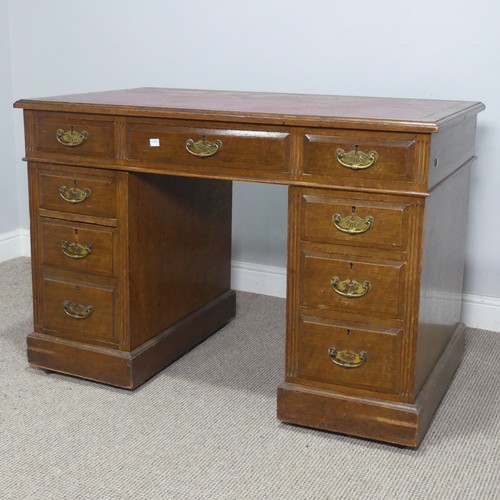 501 - An Edwardian Maple & Co oak twin pedestal Desk, the top inset with red leather writing surface, ... 