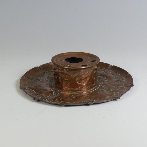 535 - An Arts and Crafts Cornish copper Inkwell, in the manner of Newlyn, the circular dish repousse decor... 