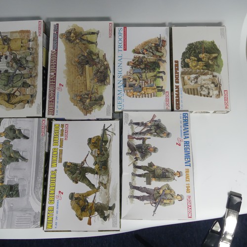 298 - A collection of forty-two Dragon 1:35 Scale Plastic Military Model Kits, guns and soldiers, includin... 