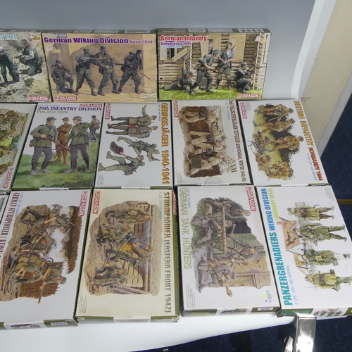 298 - A collection of forty-two Dragon 1:35 Scale Plastic Military Model Kits, guns and soldiers, includin... 